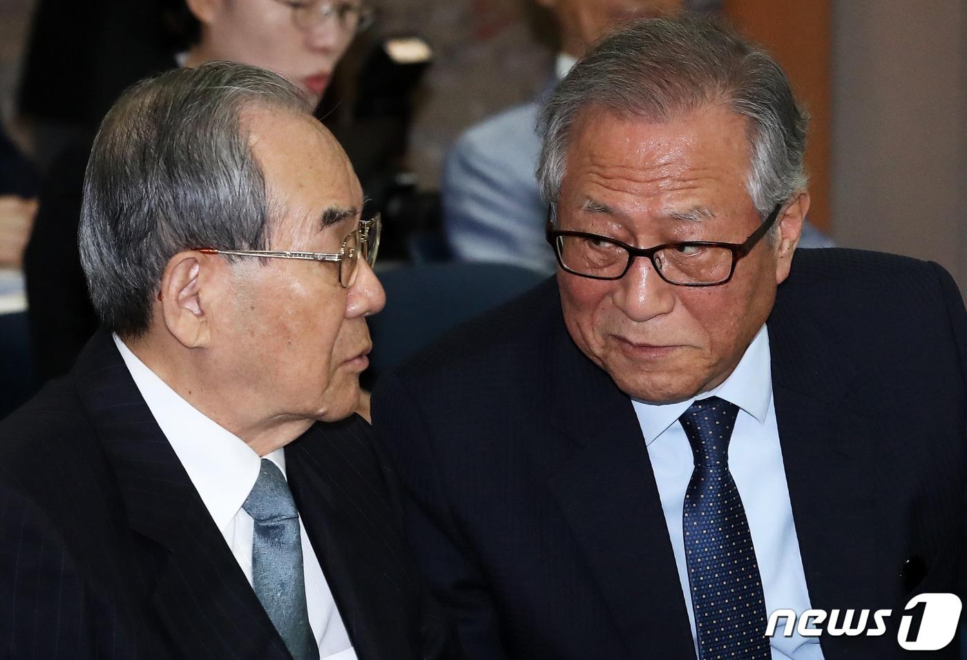 Former Unification Minister Lim Dong-won (left) and former Unification Minister Chung Sye-hyun. 2019.6.13 / News1