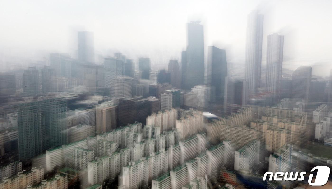 The financial district of Yeouido seen from 63 Square on a cloudy day 2021.1.26 / News1