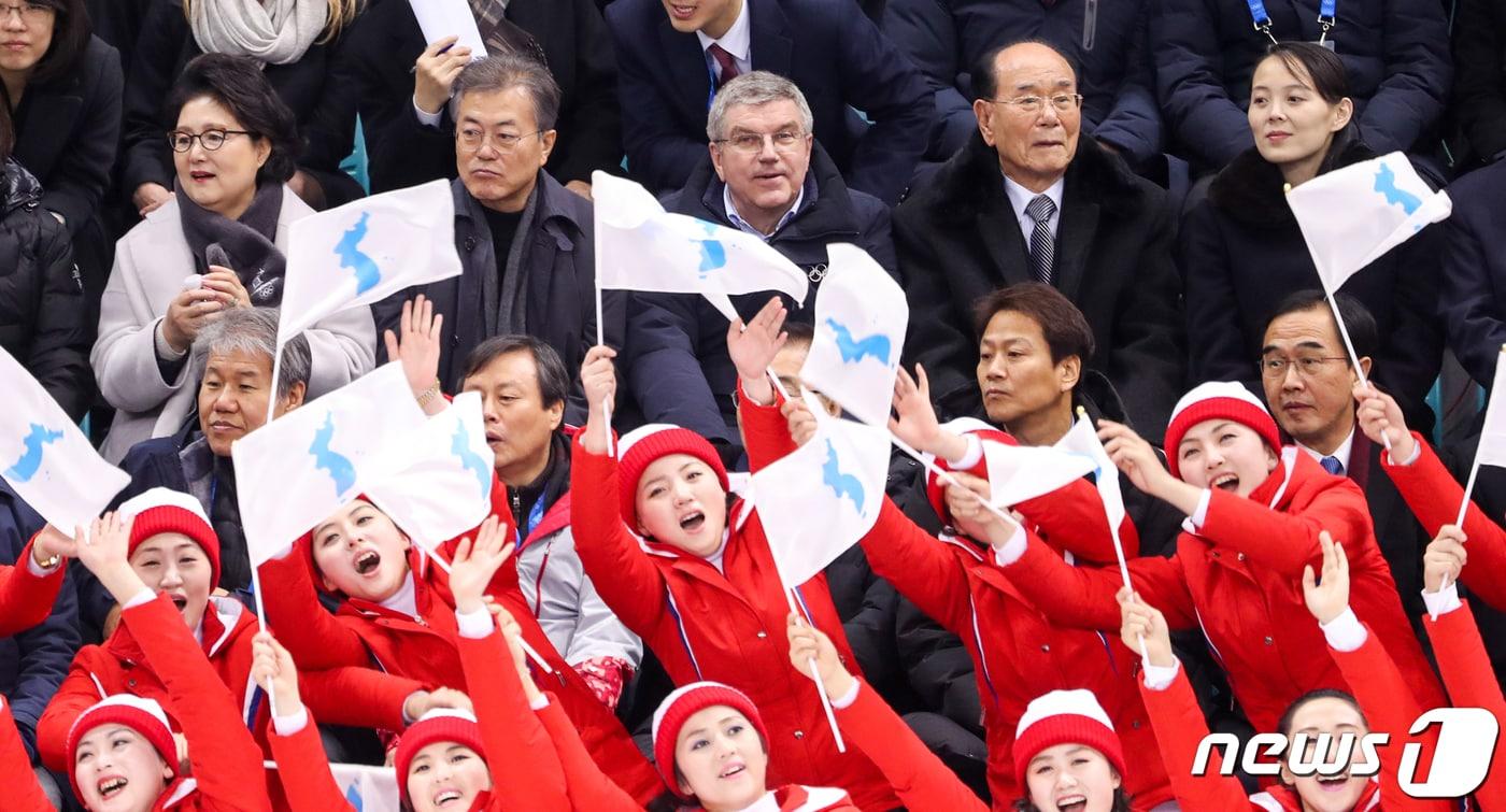 Former President Moon Jae-in and Kim Jung-sook attended the first preliminary round match of the women's ice hockey unified team against Switzerland at the 2018 PyeongChang Winter Olympics held at the Gangdong Hockey Center in Gangneung, Gangwon Province in 2018. They cheered alongside Kim Yo-jong, First Vice Department Director of the Central Committee of the Workers' Party of Korea, and Kim Yong-nam, President of the Presidium of the Supreme People's Assembly 2018.2.11 / News1