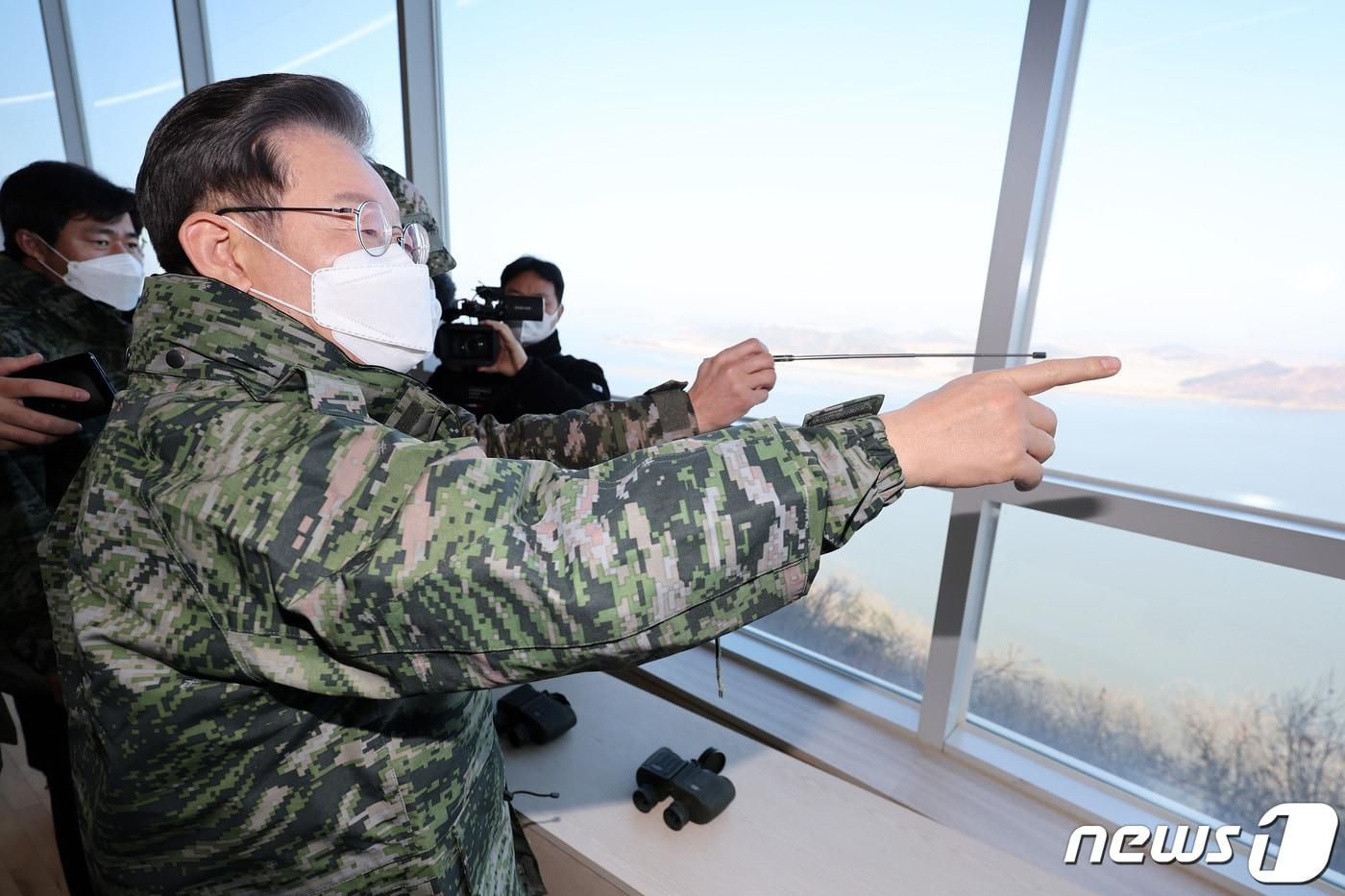 South Korean President Lee Jae-myung visits the 2nd Marine Division at the Aegibong Peace Ecological Park in Gimpo, Gyeonggi Province, during his presidential candidacy and listens to an explanation of the military demarcation zone. 2022.1.28 / News1