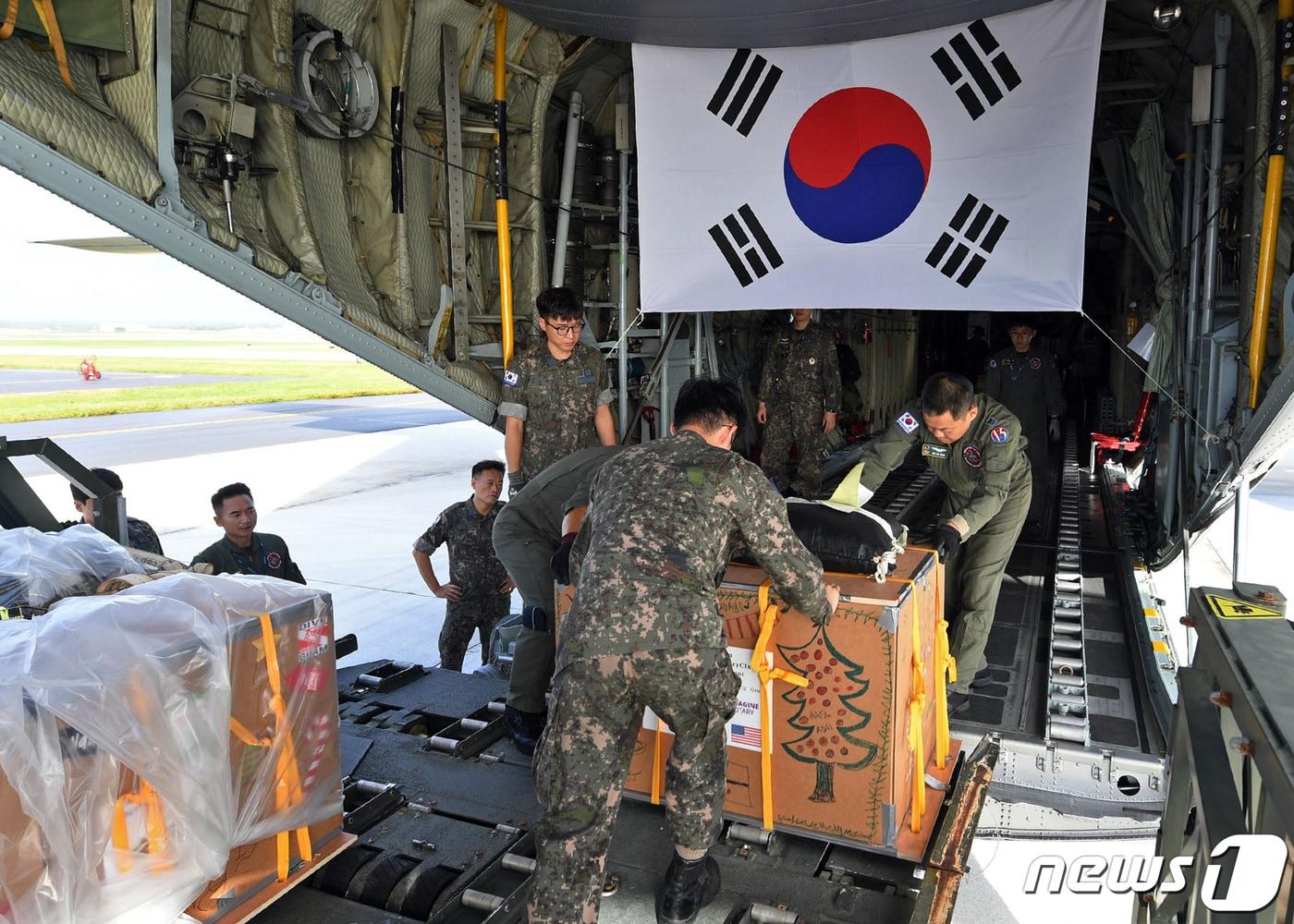 Air Force operational personnel who participated in the 2022 Christmas airlift operation are loading cargo containing daily necessities onto a C-30 transport aircraft &#40;Provided by the Air Force&#41; 2022.12.5 / News1