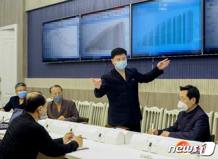 North Korea's National Emergency Epidemic Prevention Headquarters conducts a meeting. 2022.06.01 / Rodong Sinmun