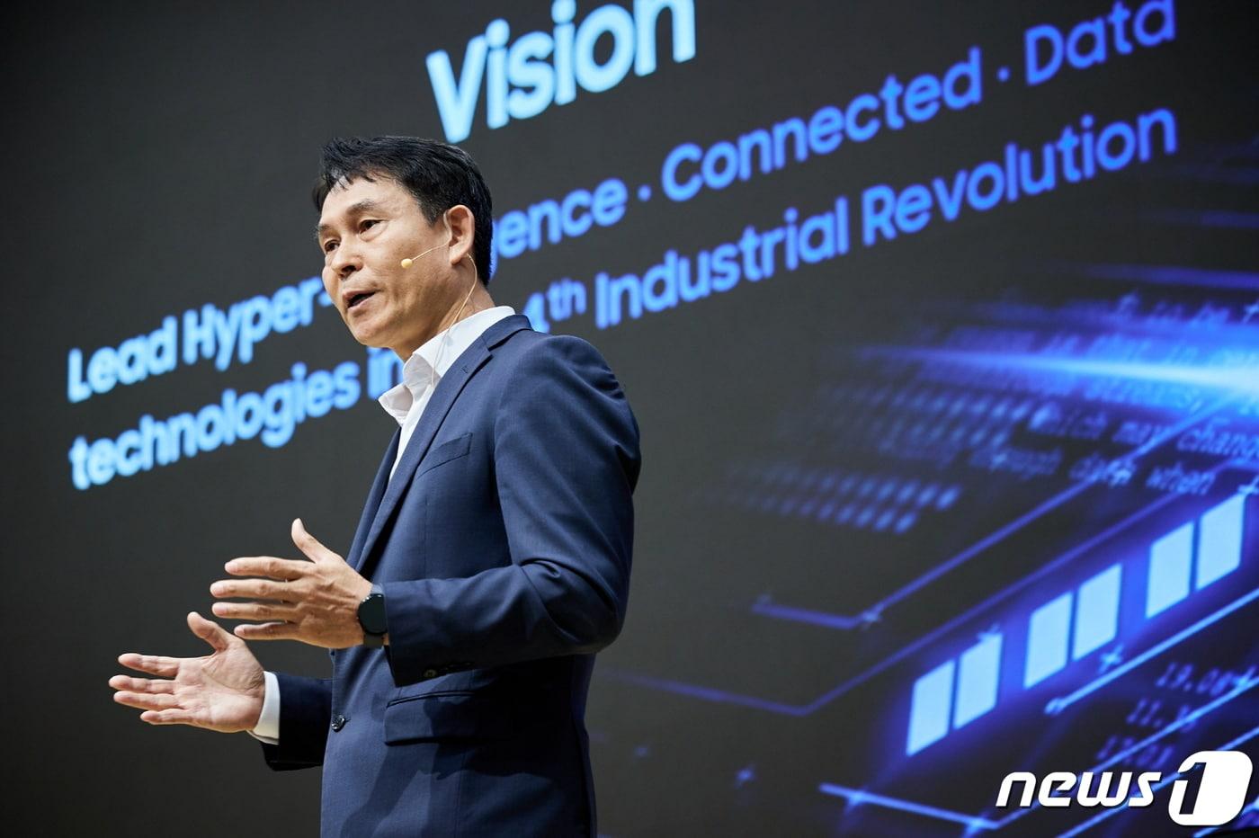 Samsung Electronics System LSI Business Division President Park Yong In is giving a presentation. / Photo courtesy of Samsung Electronics