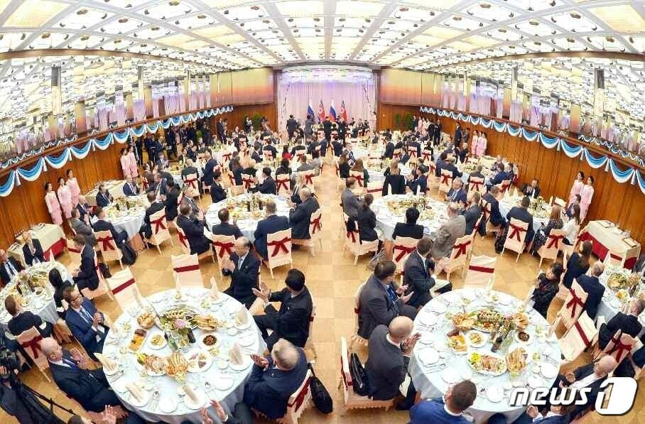 A scene from the banquet held at the Koryo Hotel in Pyongyang for the North Korean and Russian government delegations / Rodong Sinmun