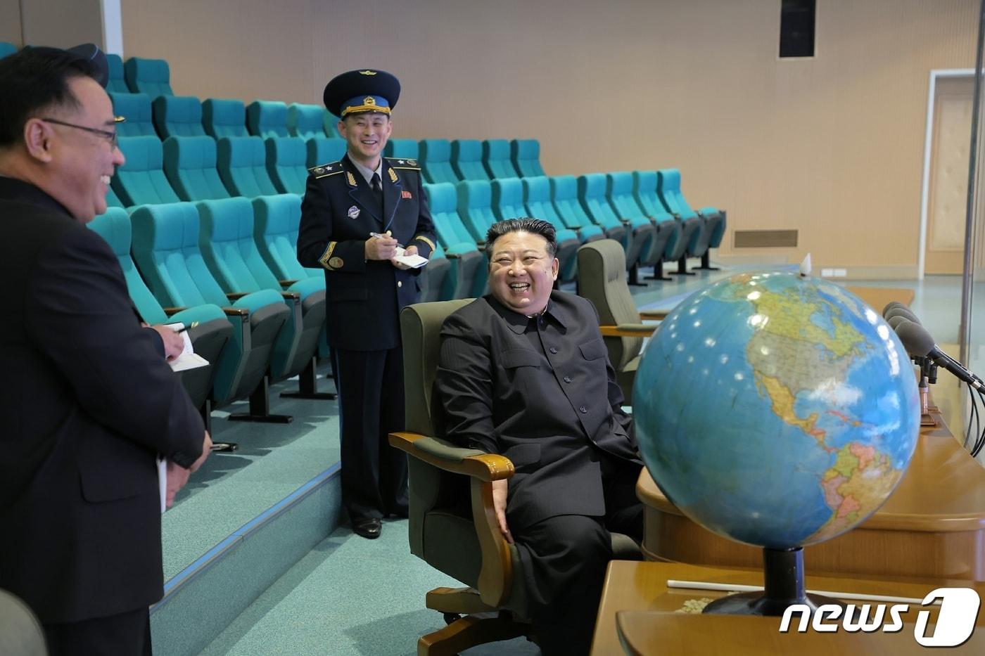 Image of Kim Jong Un, General Secretary of the Workers&#39; Party, visiting the Pyongyang General Control Center of the National Aerospace Technology Administration in November 2023 to inspect the operational readiness of reconnaissance satellites / Rodong Sinmun