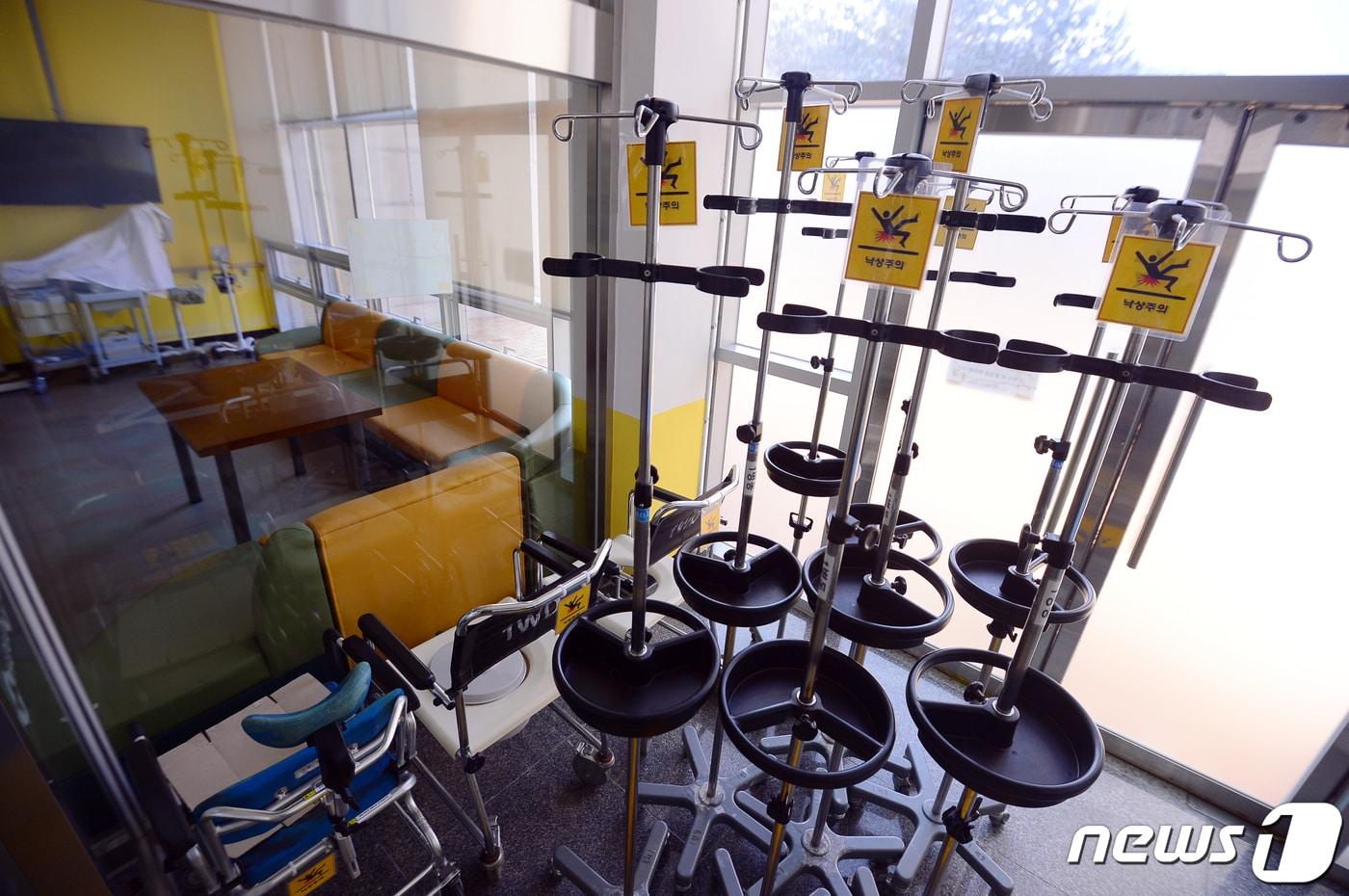 Mobile IV stands are gathered in a hospital. / Courtesy of News1