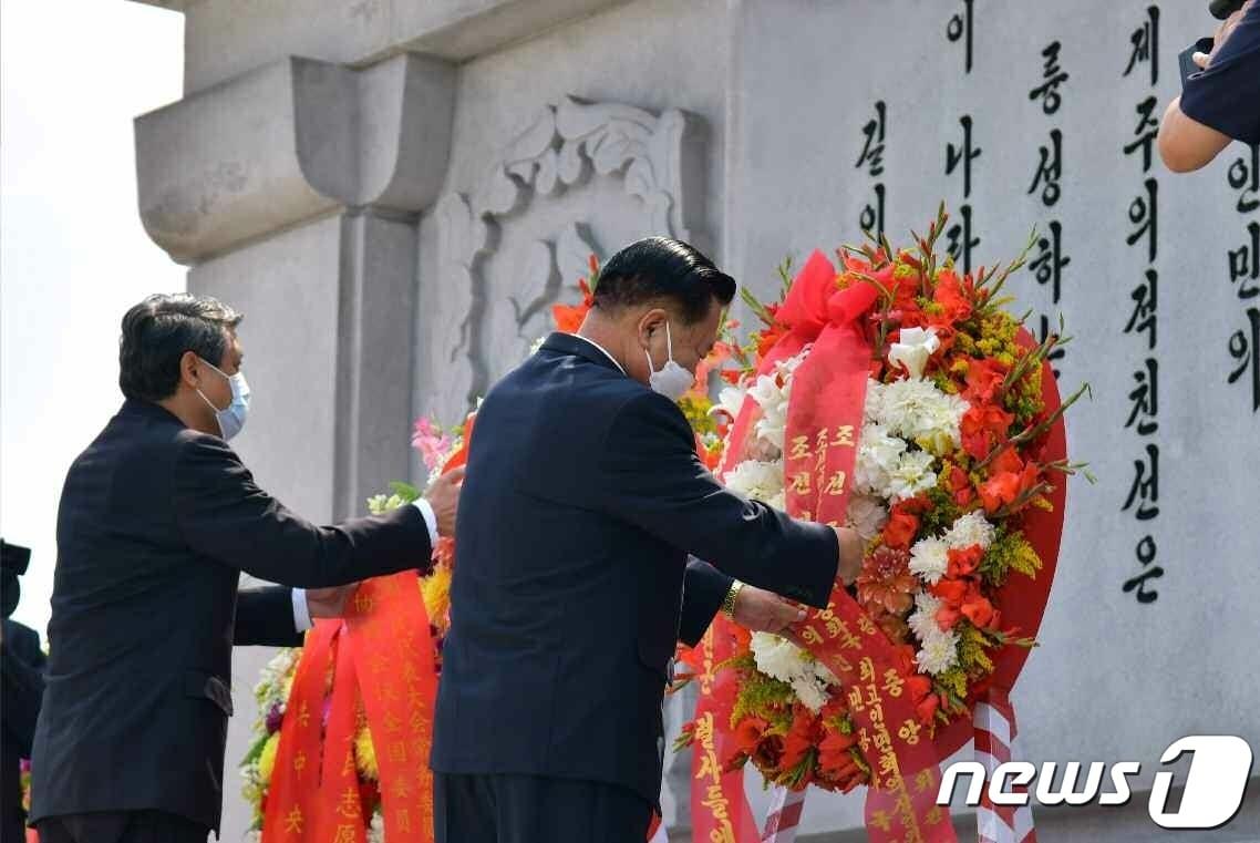Choe Ryong-hae and Chinese Ambassador Wang Yajun lay flowers at the Tower of Friendship / Rodong Sinmun