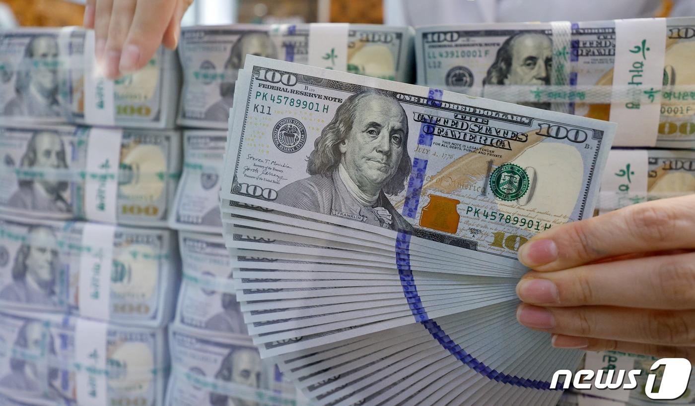 As demand for currency exchange rises amid the return to normalcy following the COVID-19 pandemic, an employee sorts U.S. dollars at the Counterfeit Prevention Center of Hana Bank’s Myeongdong branch in Jung-gu, Seoul, on January 29, 2014—a day when it was reported that the number of counterfeit bills discovered last year more than doubled 2024.1.29 / News1
