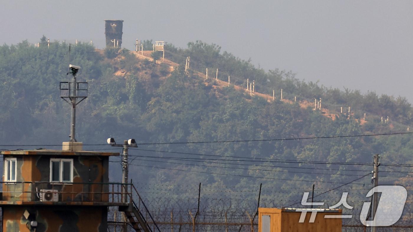 On October 16, 2024, a fence completed several months ago can be seen around a North Korean military guard post as viewed from the border area in Paju, Gyeonggi Province. 2024.10.16 / News1