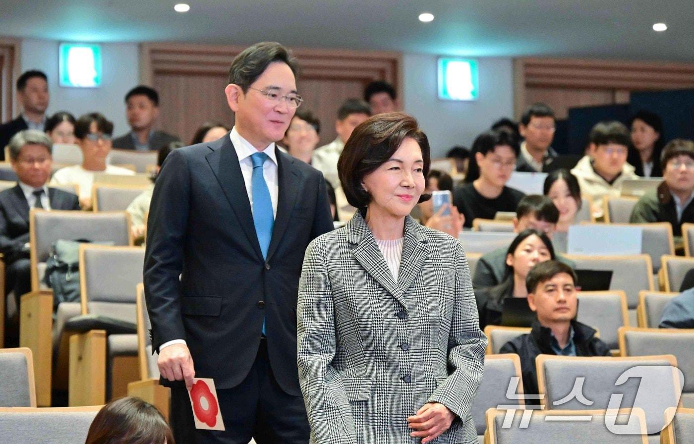 Samsung Electronics Chairman Lee Jae-yong and Hong Ra-hee, former director of the Leeum Museum of Art, are attending the event titled Lee Kun-hee’s Project to Overcome Childhood Cancer and Rare Diseases: Opening Hope Together, Opening the Future, held on October 21, 2024, at Seoul National University Children’s Hospital in Jongno-gu, Seoul. The initiative to overcome childhood cancer and rare diseases, launched as part of the legacy of the late Lee Kun-hee, former chairman of Samsung, marks its fourth year this year. Through this initiative, the number of patients diagnosed with childhood cancer or rare diseases has reached 10,000 (Provided by Seoul National University Hospital) 2024.10.21 / News1