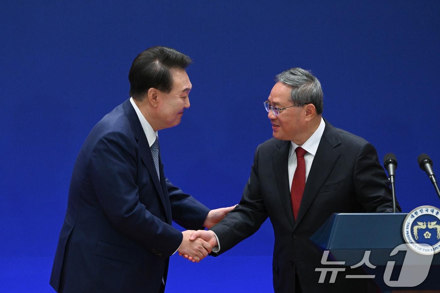 Photo provided by South Korea&#39;s presidential office