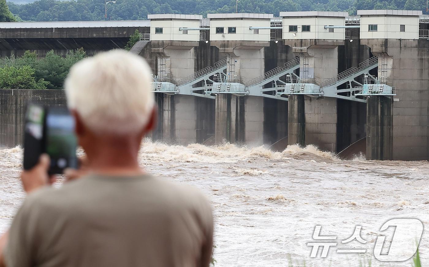 The floodgates at Gunnam Dam in Yeoncheon County, Gyeonggi Province, have been opened, releasing a large amount of water. 2024.7.18 / News1