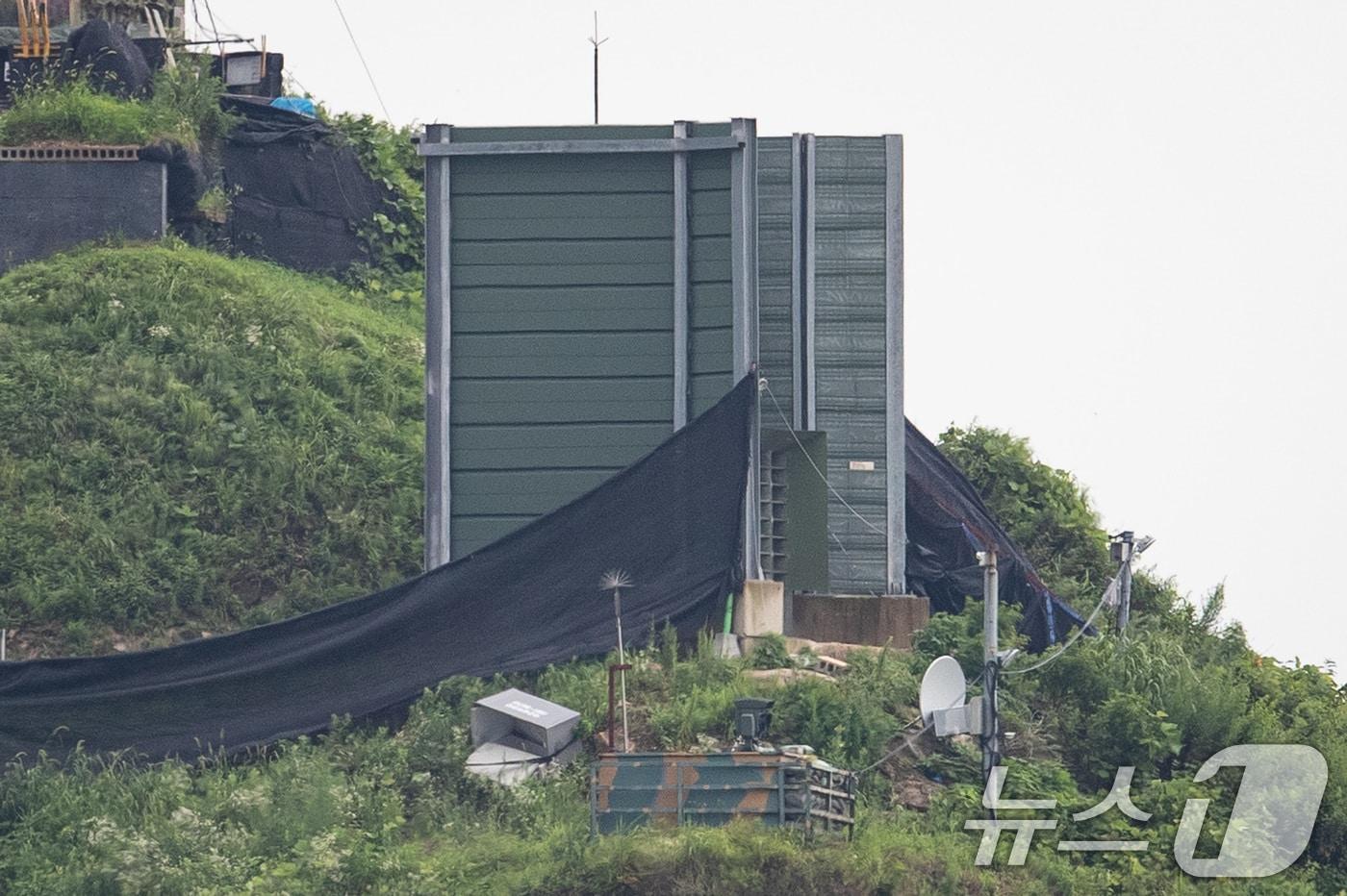 South Korean loudspeakers installed at border outposts in Paju, Gyeonggi Province, are broadcasting messages towards North Korea in response to the North&#39;s propaganda balloon launch on July 21 last year. This marks North Korea&#39;s 9th such launch this year. The South Korean military has expanded its operations from limited relay broadcasts using fixed loudspeakers on the western, central, and eastern fronts to simultaneous broadcasts from all forward-area loudspeakers. 2024.7.21 / News1