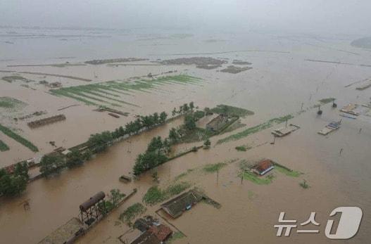 On July 29 last year, the Rodong Sinmun, the official newspaper of the Workers&#39; Party of Korea, reported that Kim Jong-un, General Secretary of the Workers&#39; Party, had visited the flood-damaged areas of Sinuiju City and Uiju County in North Pyongan Province the previous day to personally direct rescue and evacuation efforts for residents in areas affected by heavy rainfall and predicted disaster areas / Rodong Sinmun