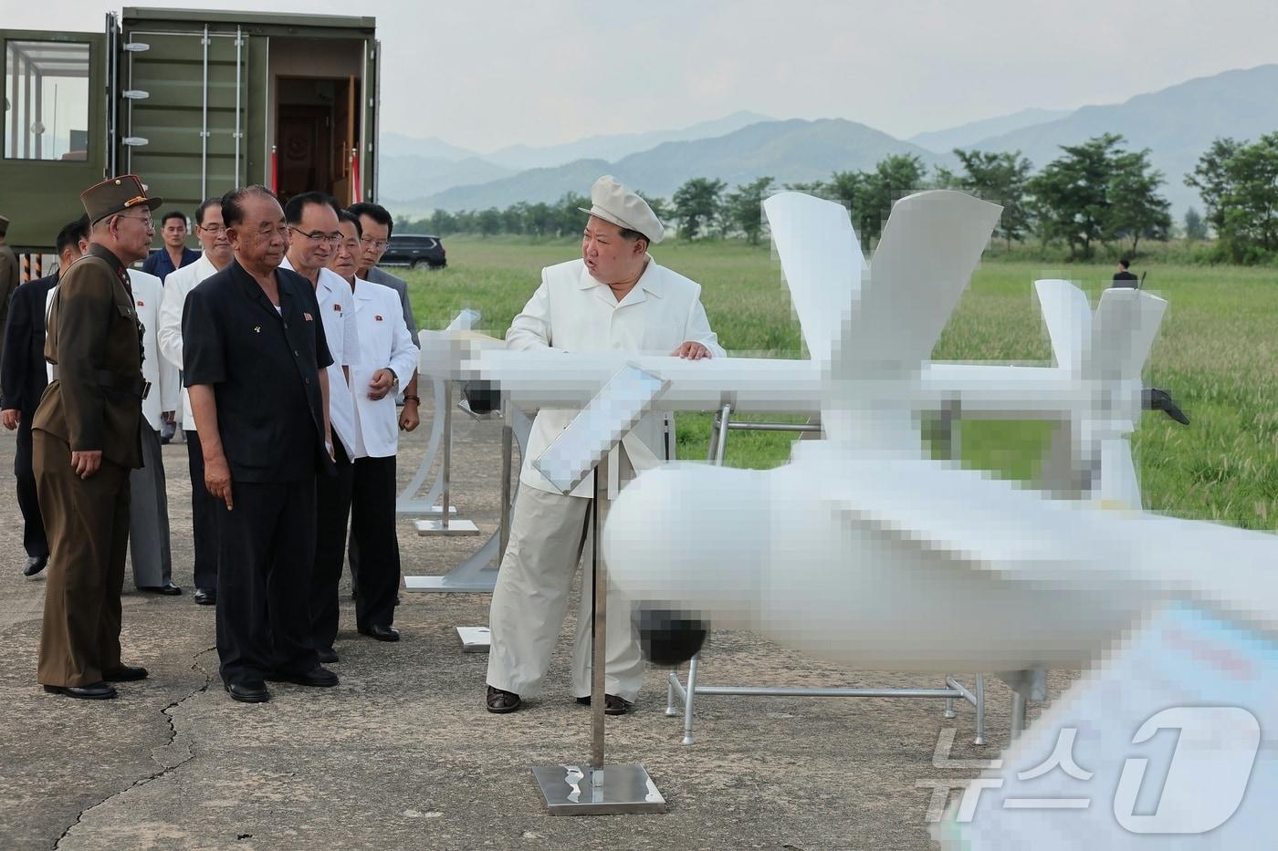 According to a report by the state-run newspaper Rodong Sinmun on the 26th, North Korean leader Kim Jong Un supervised various drone performance tests organized by the National Defense Science Institute at the site on the 24th.