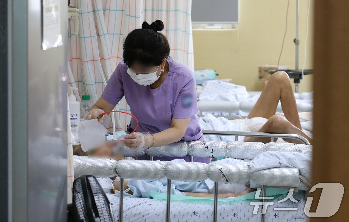 A nurse is caring for a patient at a hospital in Jung-gu, Daejeon / News1