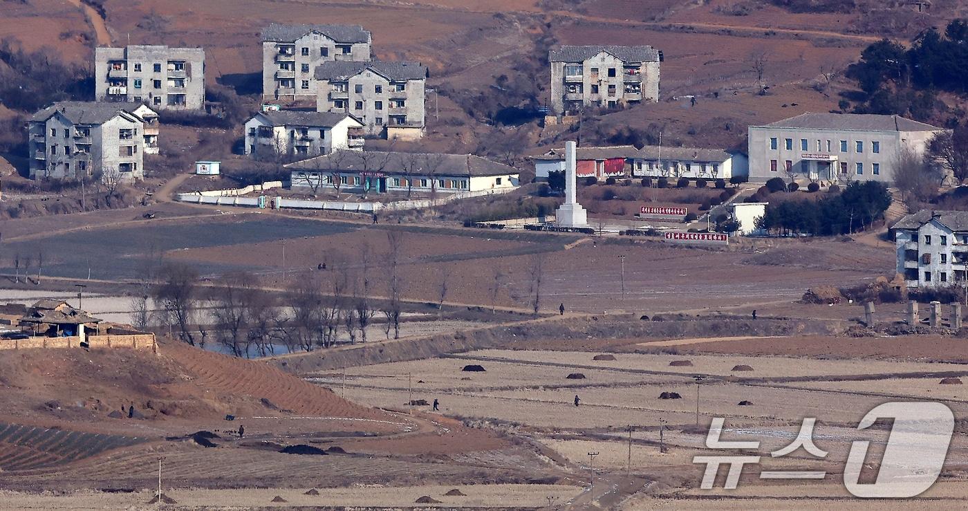 North Koreans come and go from the Jogang Observatory of Aegibong Peace Ecopark in Gimpo, Gyeonggi Province, South Korea. 2025.1.12