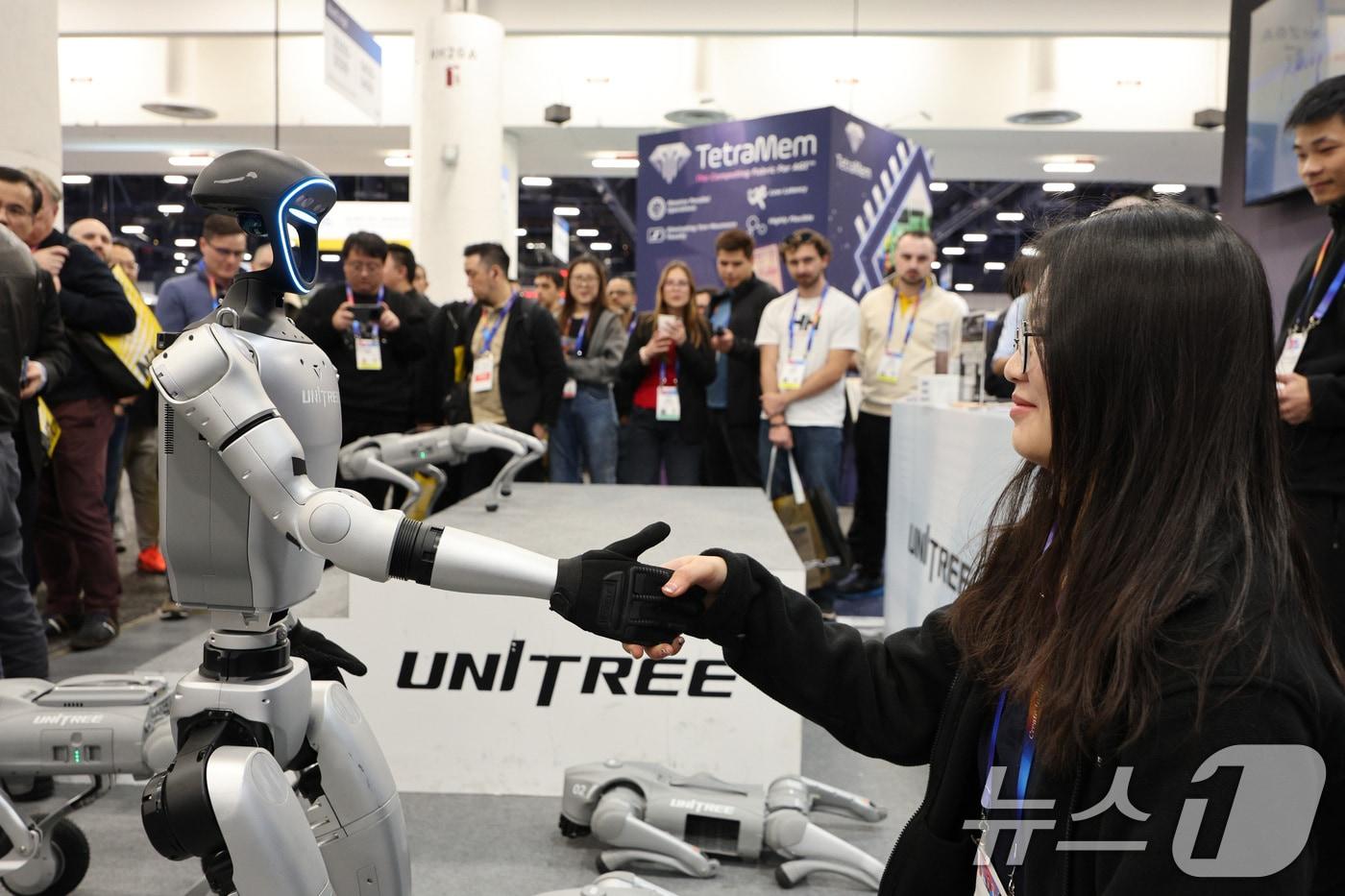 A humanoid robot G1 shakes hands with a visitor at China&#39;s Unitree booth at the Las Vegas Convention Center &#40;LVCC&#41; in Las Vegas, Nevada, U.S., on the opening day of CES 2025, the world&#39;s largest IT and consumer electronics trade show. 2025.1.8