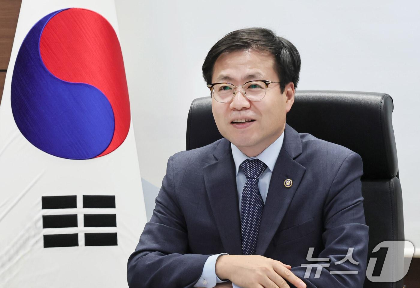 Yeo Han-koo, Director-General for Trade Negotiations at the Ministry of Trade, Industry and Energy, held a video conference meeting with Chris Bryant, UK Minister for Trade at the Department for Business and Trade, at the Korea Chamber of Commerce and Industry in Jung-gu, Seoul, on October 1, to discuss ways to expand cooperation between South Korea and the UK &#40;Provided by the Ministry of Trade, Industry and Energy&#41; 2025.10.1 / News1