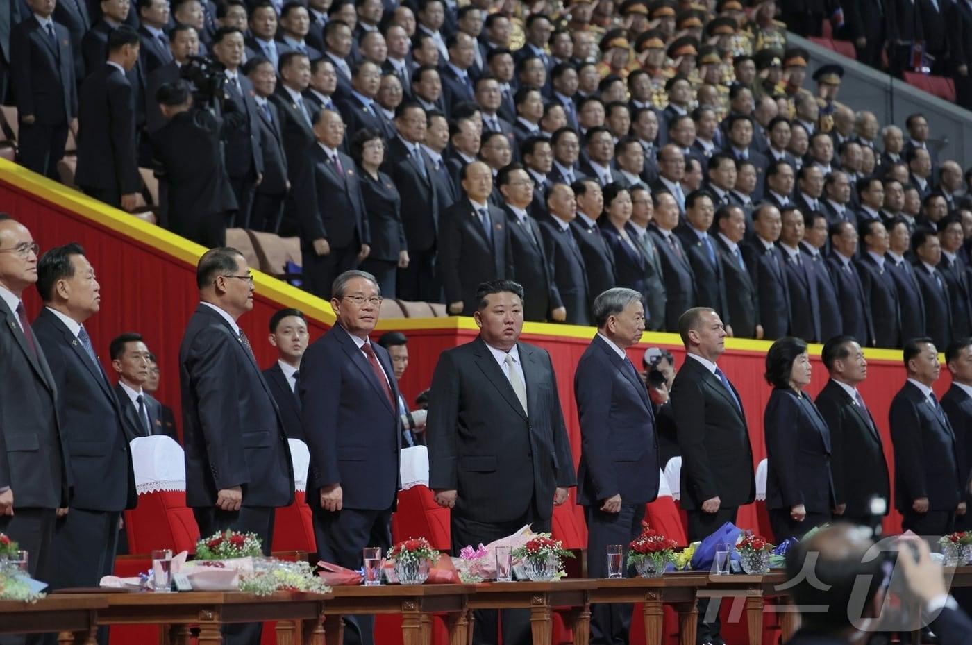 At the celebration held on the 9th to mark the 80th anniversary of the founding of North Korea&#39;s Workers&#39; Party, Chinese Premier Li Qiang, second in the Chinese leadership hierarchy, sat to the right of Kim Jong Un, General Secretary of the Workers&#39; Party, while Vietnamese Communist Party General Secretary To Lam, first in the Vietnamese leadership hierarchy, sat to his left / Rodong Sinmun