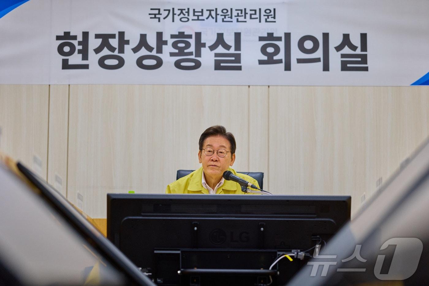 President Lee Jae Myung speaks during a meeting held at the National Information Resources Service&#39;s field situation room in Yuseong-gu, Daejeon on October 10. 2025.10.10 / News1