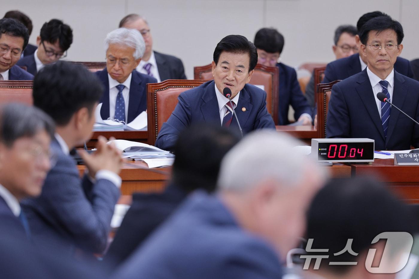 Unification Minister Chung Dong-young answers a lawmaker&#39;s question during a parliamentary inspection of the Ministry of Unification and others at the National Assembly&#39;s Foreign Affairs and Foreign Work Committee in Yeouido, Seoul, on Tuesday. 2025.10.14 / News1