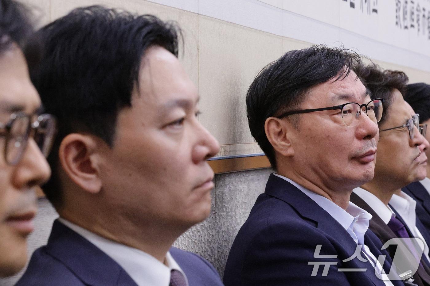 Former Gyeonggi Province Vice Governor for Peace Lee Hwa-young (right) appears in the witness stand alongside Park Sang-yong, then a professor at the Ministry of Justice Training Institute who investigated her North Korea fund transfer case, during a parliamentary audit of the Ministry of Justice and other agencies held at the National Assembly's Legislation and Judiciary Committee in Yeouido, Seoul, on October 14 last year 2025.10.14 / News1