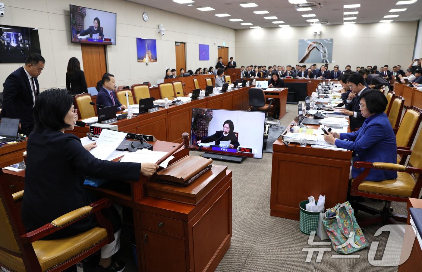 Chairperson Choi Min-hee apologizes to witnesses for the delay in the parliamentary audit during the audit of the Nuclear Safety and Security Commission and other agencies held at the National Assembly&#39;s Science, ICT, Broadcasting, and Communications Committee in Yeouido, Seoul, on Thursday. 2025.10.16 / News1