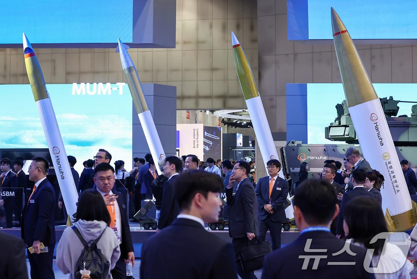 Visitors tour the exhibition hall at the Hanwha booth during the Seoul International Aerospace and Defense Exhibition ADEX 2025 held at KINTEX in Goyang, Gyeonggi Province on October 20. 2025.10.20 / News1 