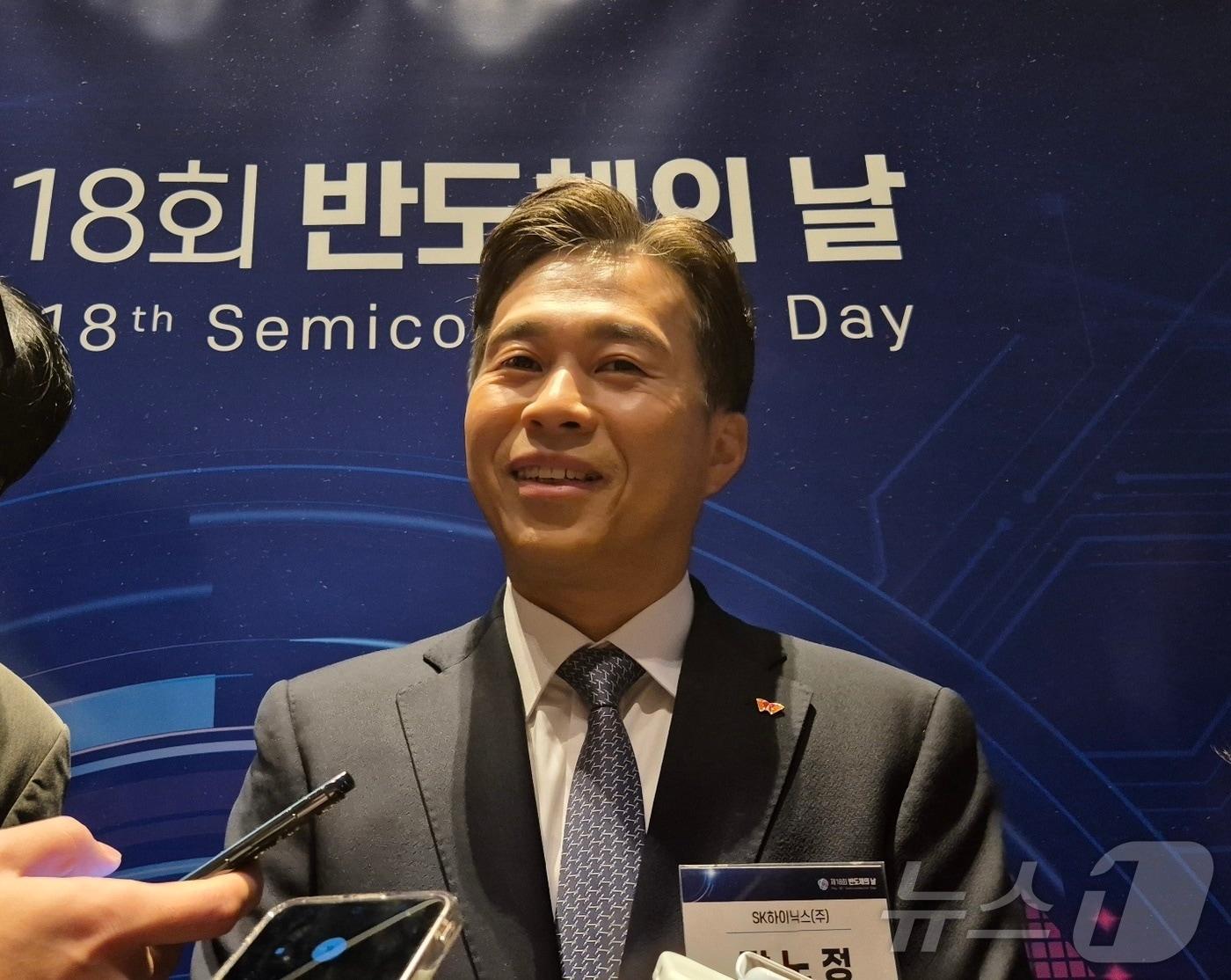 Kwak No-jung, President and CEO of SK Hynix, is answering questions from reporters before attending the 18th Semiconductor Day event held at the Grand InterContinental Seoul Parnas in Gangnam-gu on October 22, 2025 2025.10.22 / News1