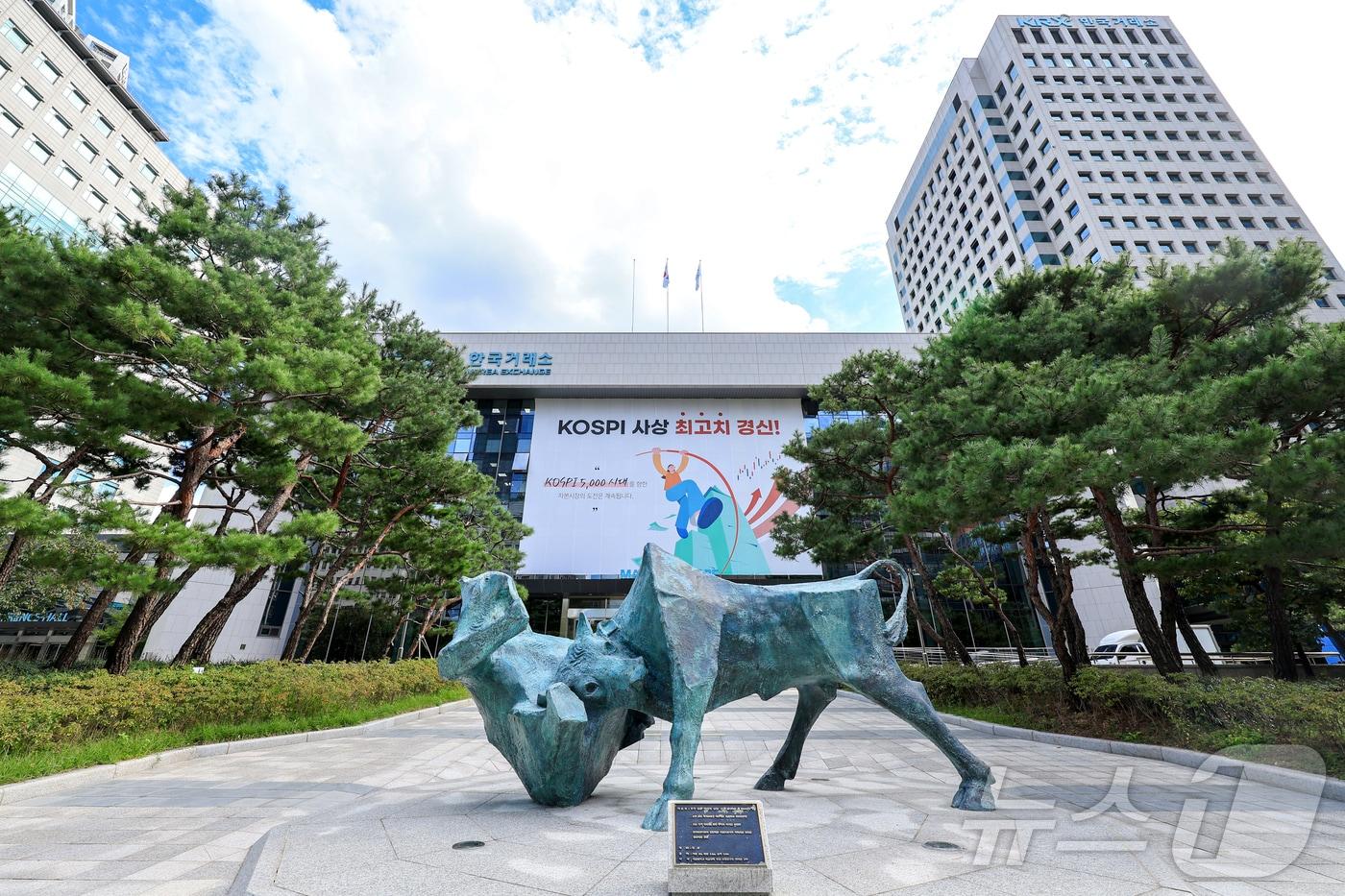 A view of the Korea Exchange in Yeouido, Seoul 2025.10.24 / News1
