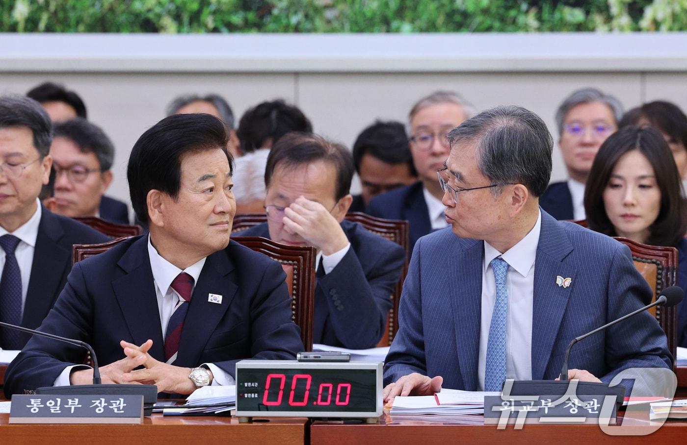 Unification Minister Chung Dong-young (left) and Foreign Minister Cho Hyun. 2025.10.28 / News1