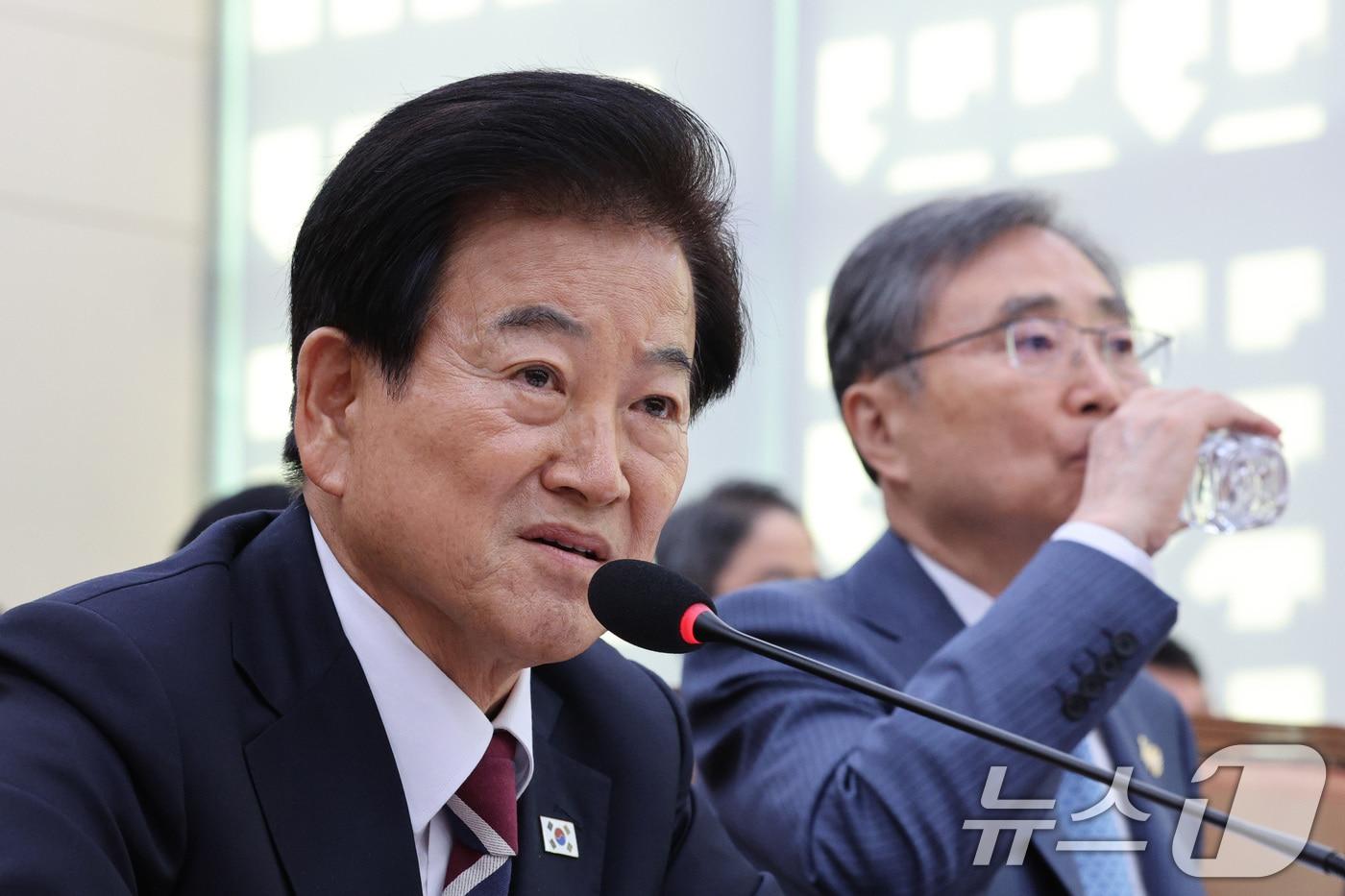 Unification Minister Chung Dong-young (left) and Foreign Minister Cho Hyun. 2025.10.28 / News1