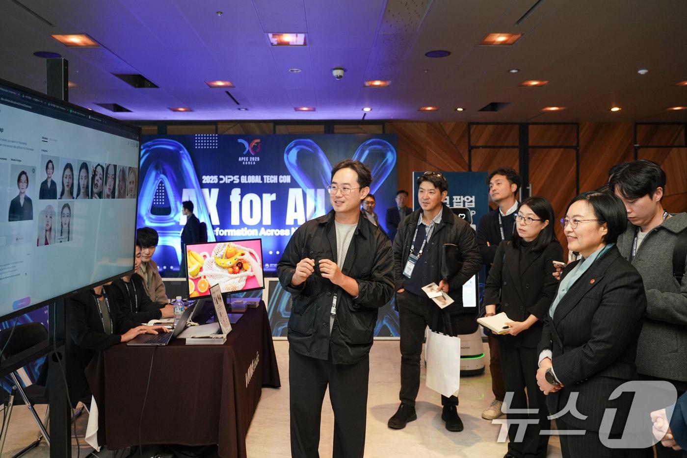 Minister Han Seong-sook of the Ministry of SMEs and Startups tours the startup technology experience zone at the opening ceremony of the Global Leapfrog Tech Conference held at the Walkerhill Hotel in Gwangjin-gu, Seoul, on October 28. The photo is unrelated to the article content &#40;Provided by the Ministry of SMEs and Startups&#41; 2025.10.28 / News1