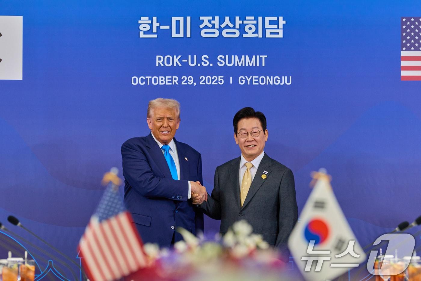 President Lee Jae Myung and U.S. President Donald Trump shake hands ahead of the South Korea-U.S. summit held at the Gyeongju Museum in North Gyeongsang Province on Wednesday &#40;Provided by the South Korean Presidential Office&#41; 2025.10.29 / News1