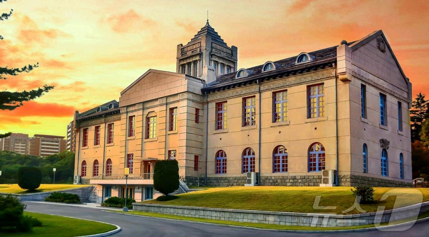 The Rodong Sinmun, the official newspaper of North Korea's Workers' Party, reported on the 3rd that the Party Founding Historical Museum comprehensively showcases the glorious revolutionary history of the great leader, who brilliantly realized the historic feat of founding the Party and wisely guided the construction of the new homeland / Rodong Sinmun