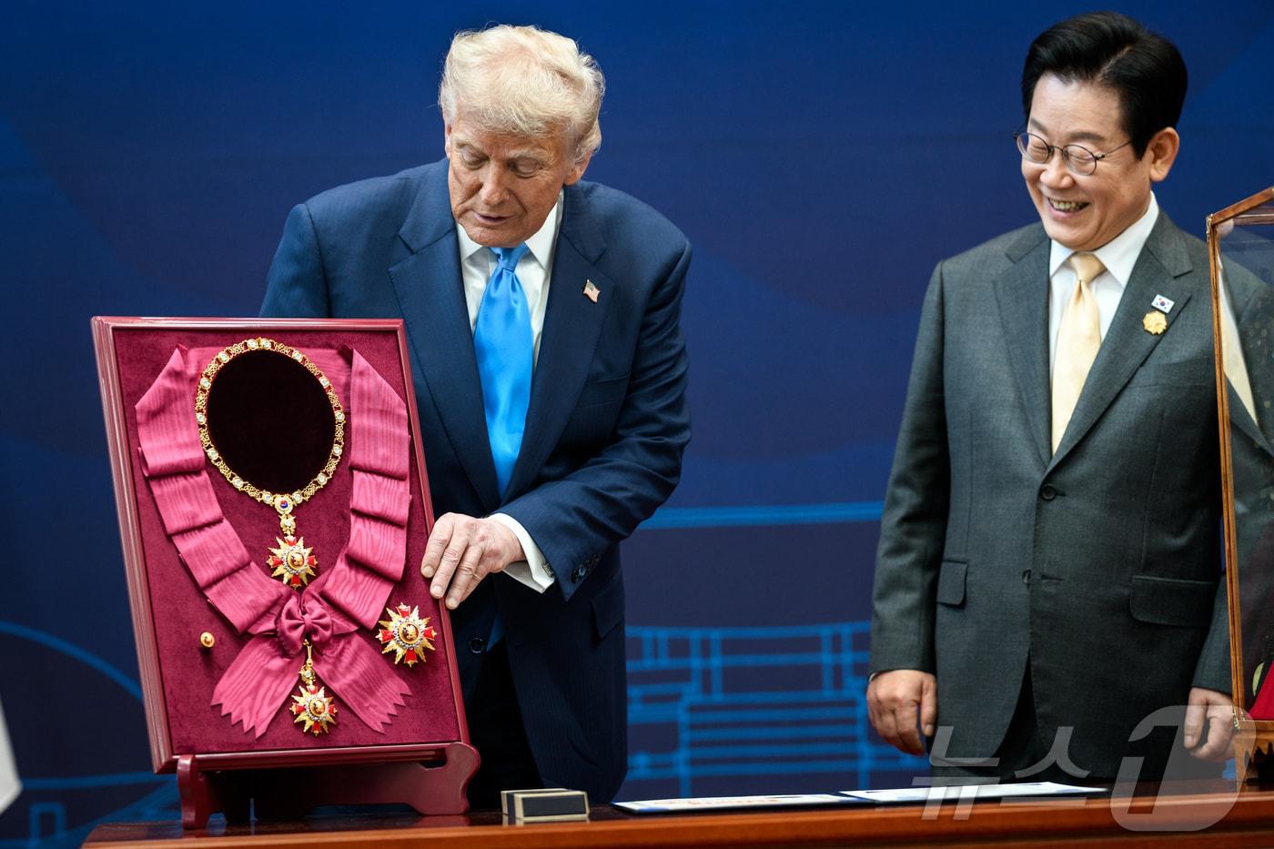 U.S. President Donald Trump receives the Mugunghwa Grand Order from President Lee Jae Myung at the National Gyeongju Museum on October 29 last year (Official Photos of the White House) / News1