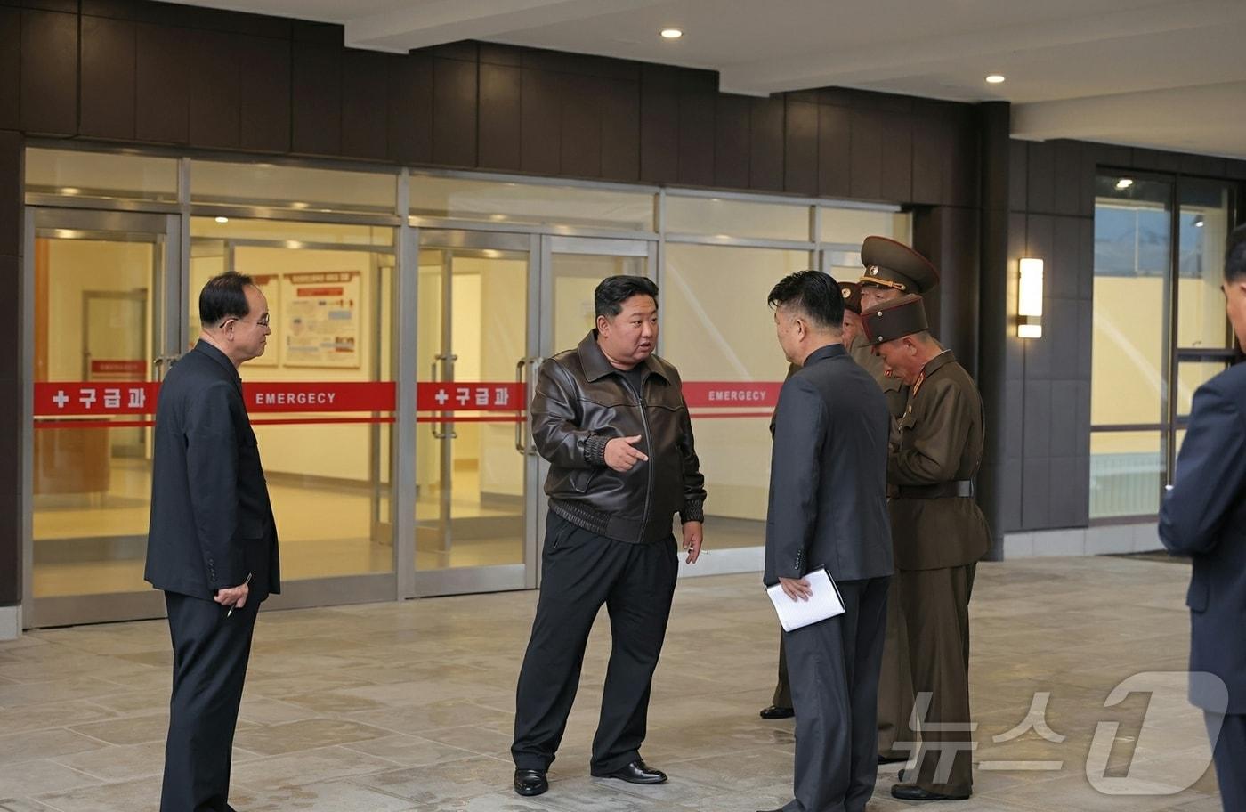 The Rodong Sinmun, the official newspaper of North Korea&#39;s Workers&#39; Party, reported on Friday that Comrade Kim Jong Un inspected the Kangdong County Hospital on the previous day, which is nearing completion. Party Secretary Cho Yong-won accompanied him on this inspection / Rodong Sinmun