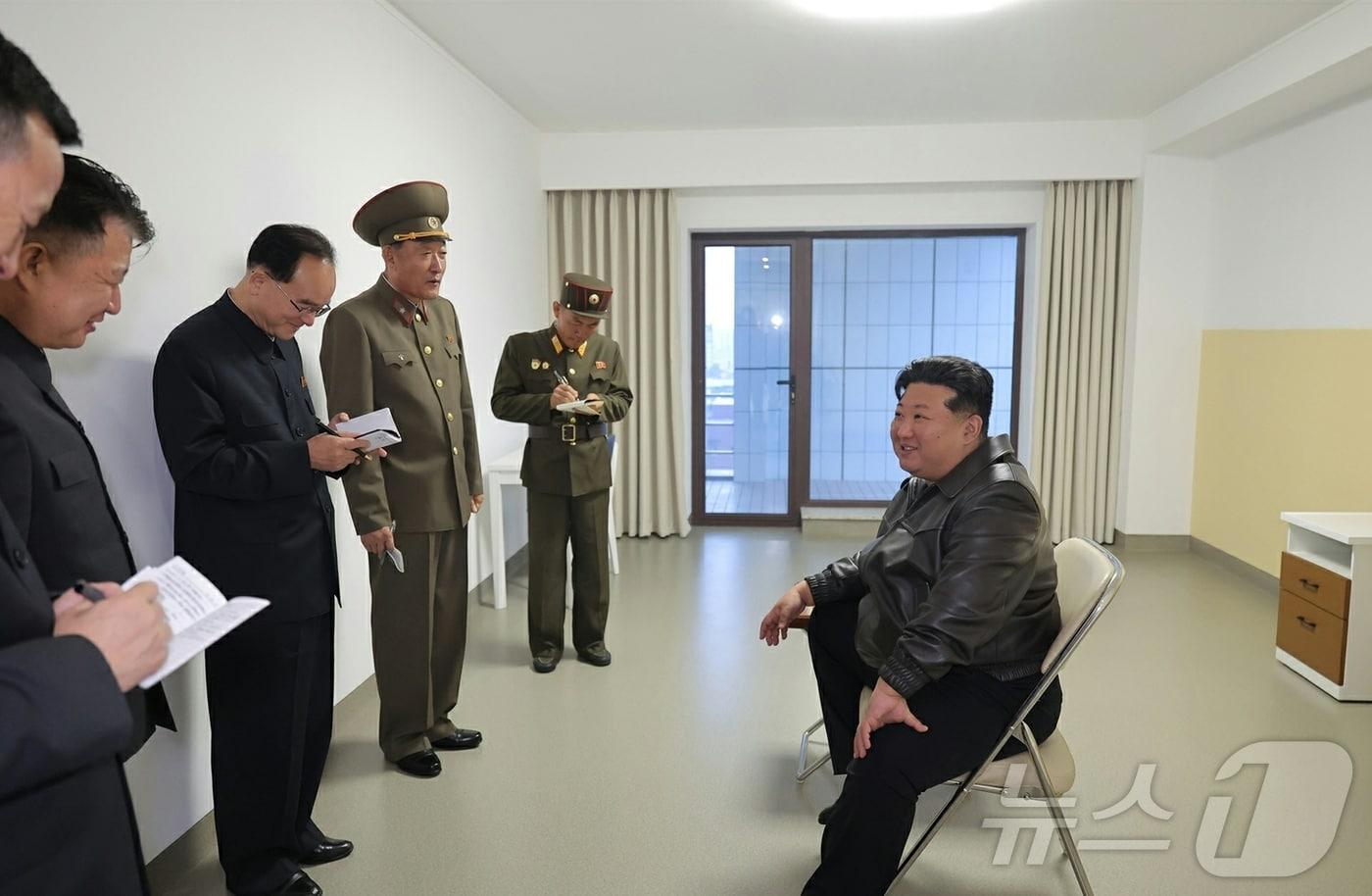 The Rodong Sinmun, the official newspaper of North Korea&#39;s Workers&#39; Party, reported on October 31 that Comrade Kim Jong Un inspected the Kangdong County Hospital, which is nearing completion, on October 30. Party Secretary Cho Yong-won accompanied him on this inspection / Rodong Sinmun