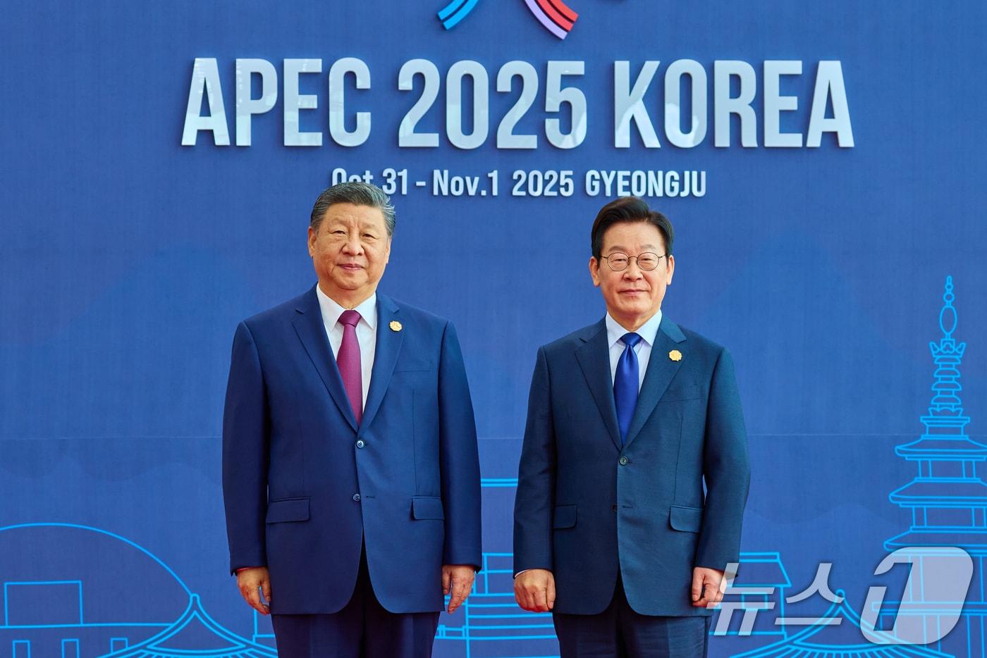 President Lee Jae Myung greets Chinese President Xi Jinping at the 2025 Asia-Pacific Economic Cooperation &#40;APEC&#41; Summit held at the HICO Convention Center in Gyeongju, North Gyeongsang Province on October 31 &#40;Provided by the Presidential Office of South Korea&#41; 2025.10.31 / News1