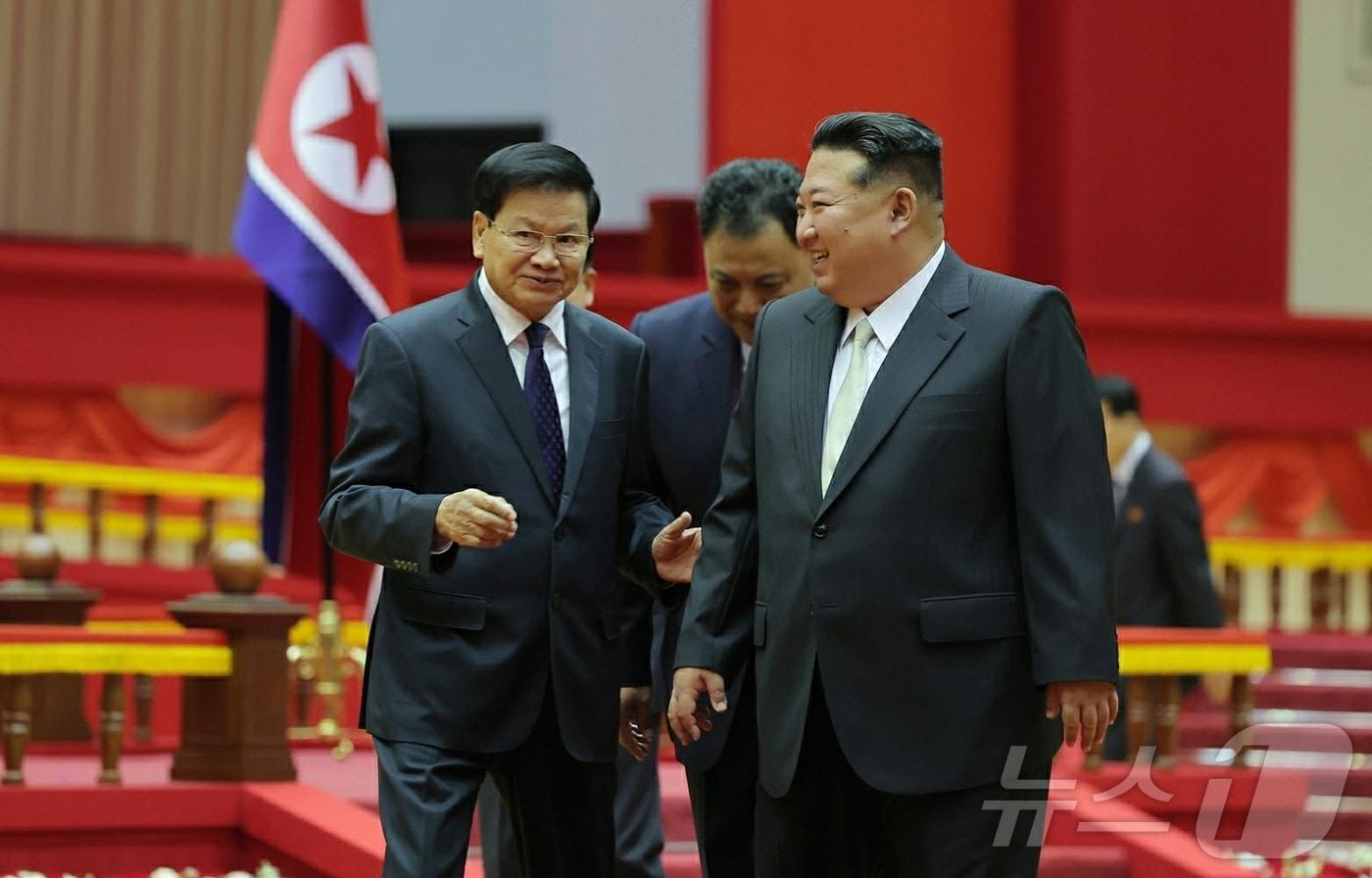 Kim Jong Un, General Secretary of the Workers&#39; Party of Korea, and Thongloun Sisoulith, President of the Lao People&#39;s Democratic Republic, meeting on Tuesday / Rodong Sinmun
