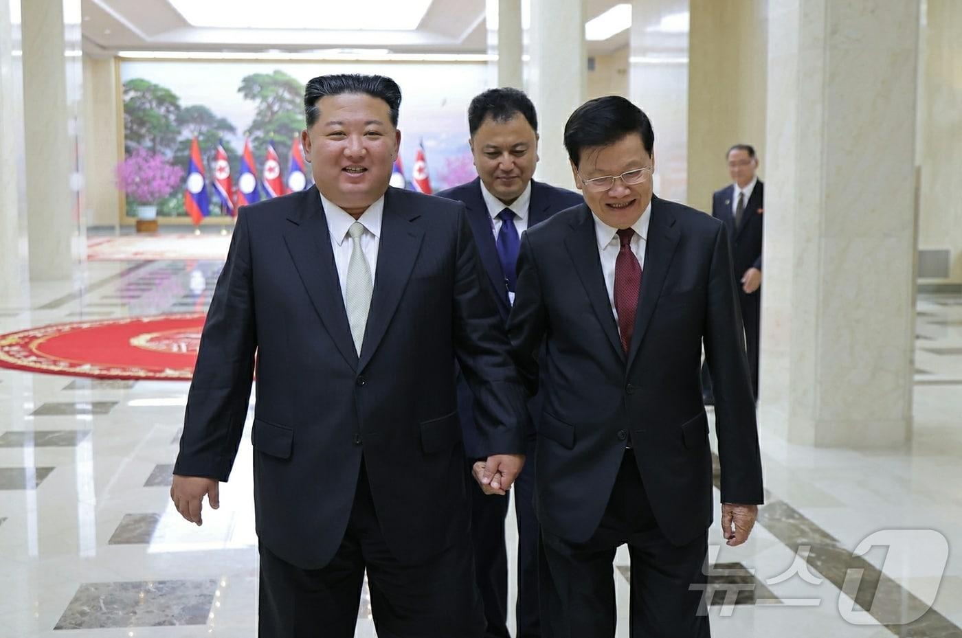 Kim Jong Un, General Secretary of the Workers' Party of Korea, and Thongloun Sisoulith, President of the Lao People's Democratic Republic / Rodong Sinmun
