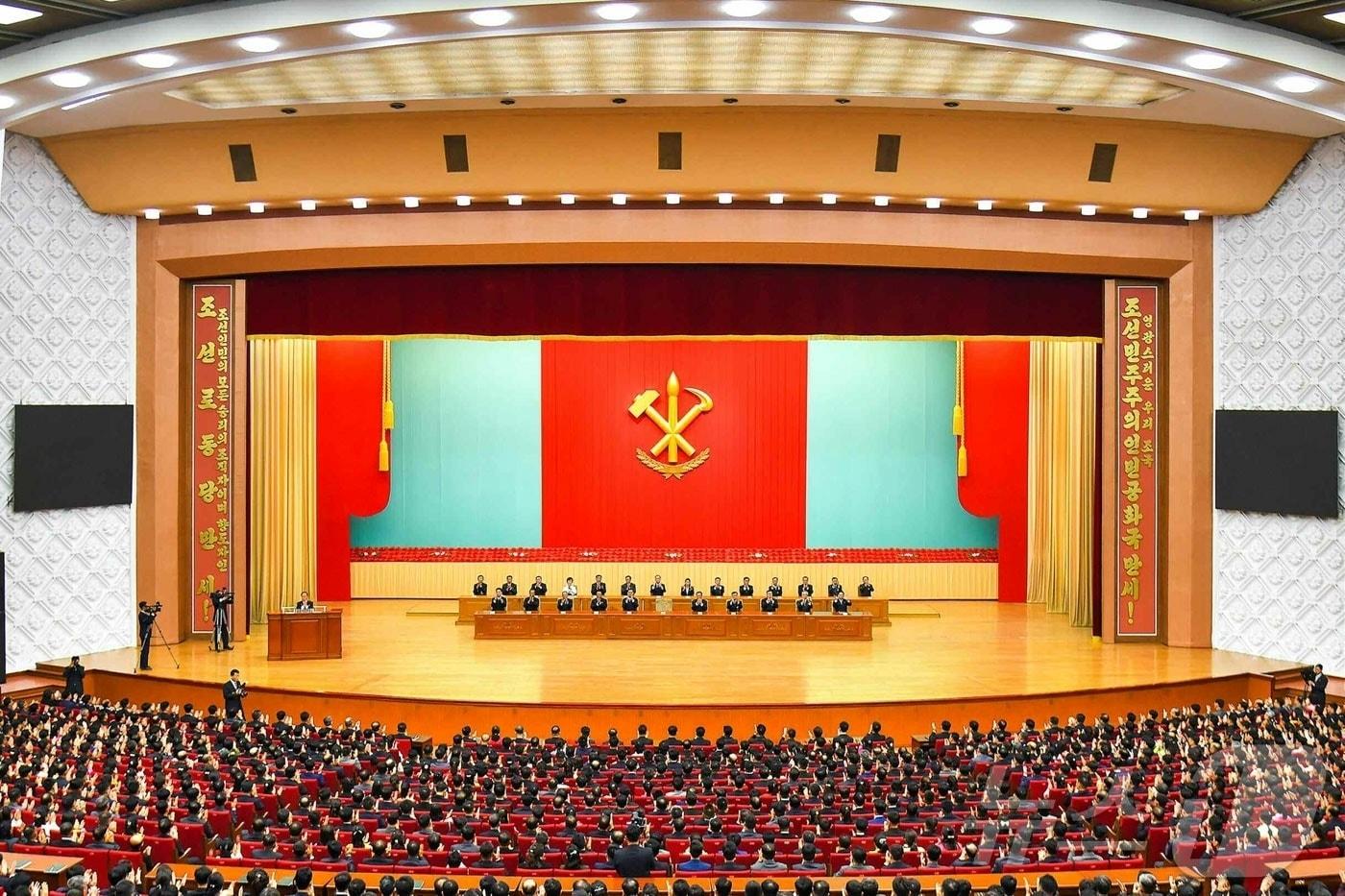 The Rodong Sinmun, the official newspaper of North Korea&#39;s Workers&#39; Party, reported on November 1 that a commemorative meeting marking the 80th anniversary of the Rodong Sinmun&#39;s founding was held the previous day at the People&#39;s Culture Palace. It also stated that a delegation from the Choson Sinbo, currently visiting North Korea, was invited to the meeting / Rodong Sinmun