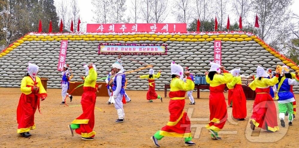 The Rodong Sinmun, the official newspaper of North Korea&#39;s Workers&#39; Party, reported on Tuesday that settlement and distribution are being carried out daily across the country, stating that an era of rural advancement is unfolding / Rodong Sinmun