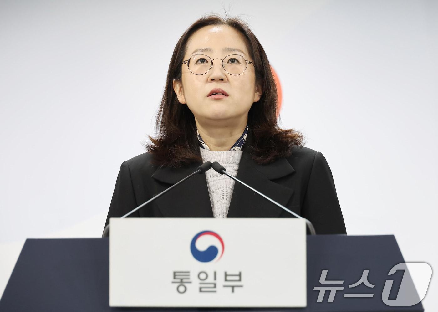 Deputy Spokesperson Jang Yoon Jeong of the Ministry of Unification delivers a regular press briefing at the Government Seoul Complex in Jongno-gu, Seoul, on Friday. / Courtesy of News1