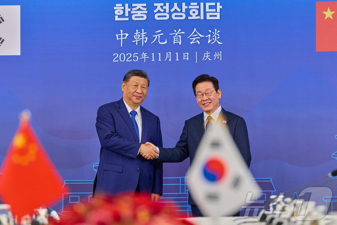 President Lee Jae Myung and Chinese President Xi Jinping pose for a commemorative photo during the Korea-China summit at the Gyeongju Museum in Gyeongju, North Gyeongsang Province, on November 1 &#40;Provided by the Presidential Office&#41; 2025.11.2 / News1