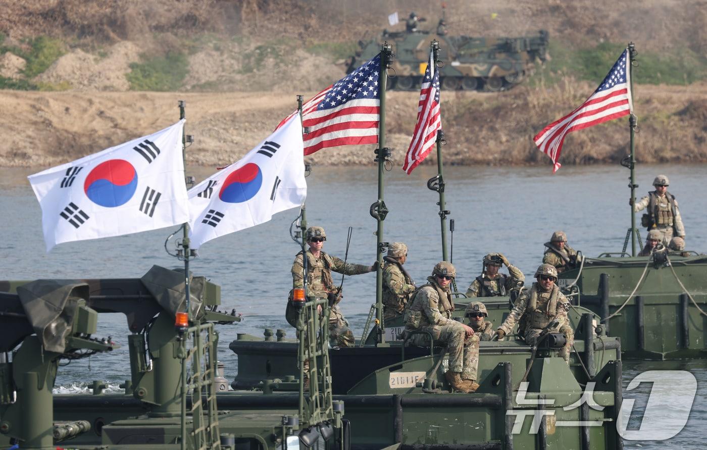 South Korean and U.S. troops are conducting a pontoon bridge construction exercise 2025.11.20 / News1