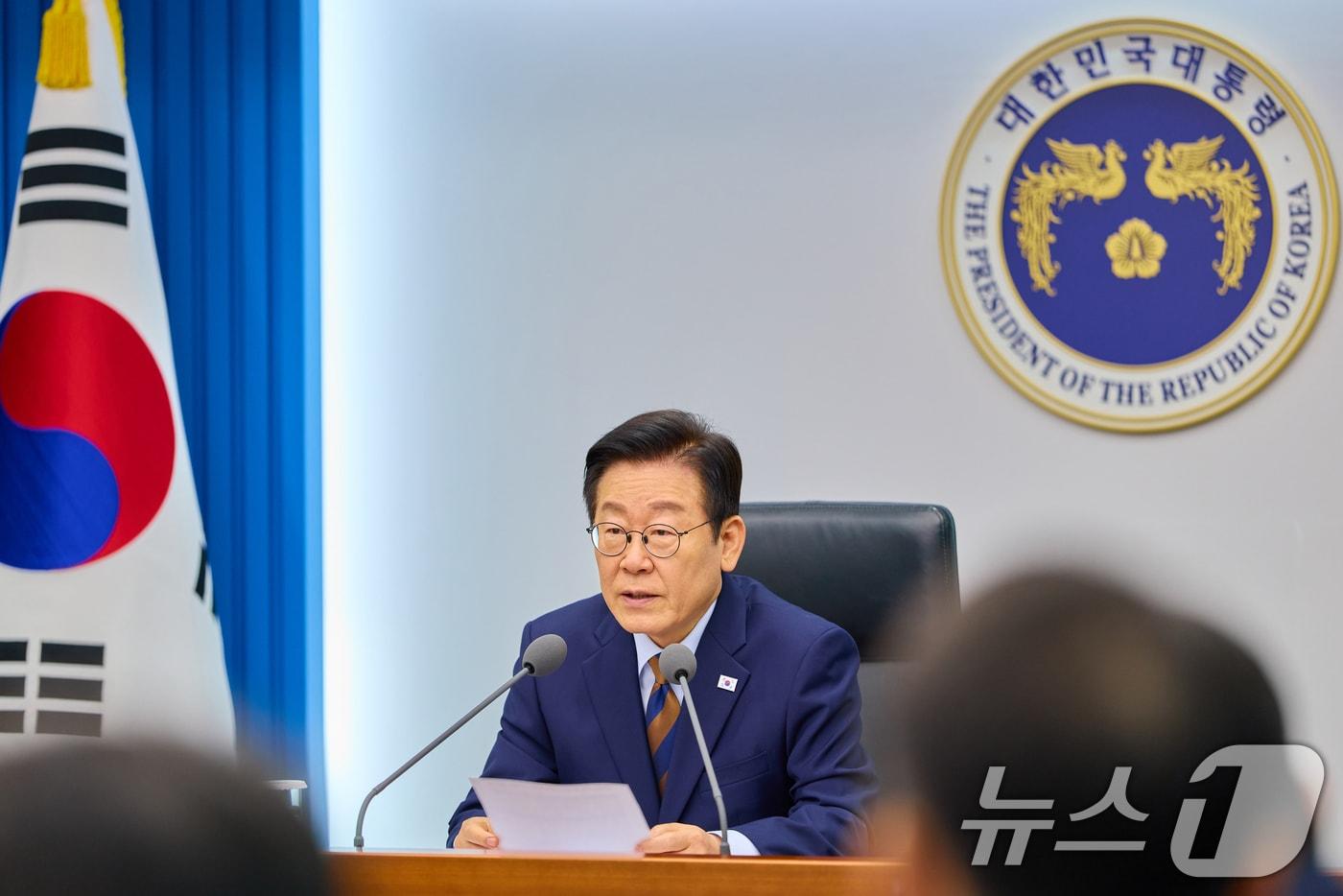 President Lee Jae Myung speaks at a senior aides meeting held at the presidential office in Yongsan, Seoul, on November 27 &#40;Provided by South Korea&#39;s Presidential Office&#41; 2025.11.27 / News1