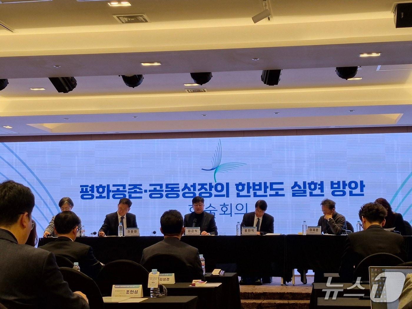 An academic conference on the theme, Strategies for Achieving Peaceful Coexistence and Mutual Growth on the Korean Peninsula, hosted by the Institute for Unification Studies and co-organized by the Ministry of Unification and the National Research Council for Human Sciences, was held on November 28 at the Koreana Hotel in Jung-gu, Seoul / News1