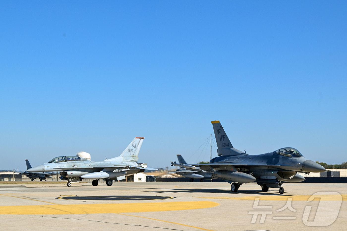 The Republic of Korea Air Force and the U.S. Air Force announced they will conduct the large-scale combined air exercise Freedom Flag 25-2 from November 3 to 7. The photo shows a KF-16 fighter jet belonging to the Republic of Korea Air Force's 38th Fighter Wing and an F-16 fighter jet belonging to the U.S. Air Force's 8th Fighter Wing taxiing on the ground for takeoff (Provided by The Republic of Korea Air Force) 2025.11.3 / News1
